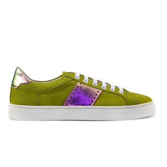 Tenis feminino em couro na cor verde pistache, com detalhe em couro metalizado fruta-cor, solado claro