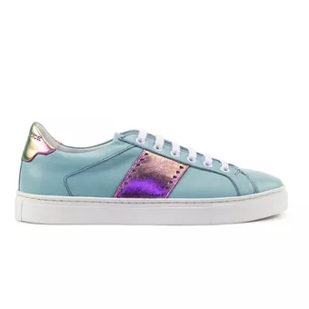 Tenis feminino na cor verde aurora, com detalhe em couro fruta cor, e solado claro