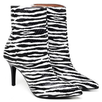 9101 Bota Cano Curto Salto Fino Médio Zebra Branco - ELLA´S ONLINE | Calçados e Acessórios Femininos
