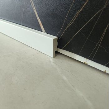RODAPÉ LISO SLIM POLIESTIRENO KIT COM 2 PEÇAS - FLUZÃO CONSTRUÇÃO