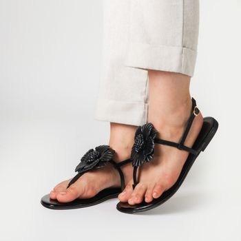 Sandalia Laroche Hellen Flor em Couro - Preto - Calçados Laroche
