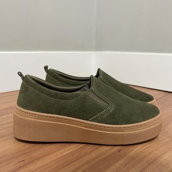 Slip On Carol - Couro Camurça Verde Miitar - B541 - Outlet Banana Rosa