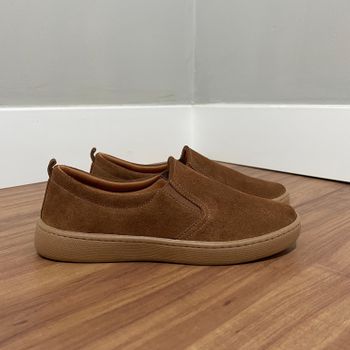 Slip On Camila - Couro Camurça Caramelo - B543 - Outlet Banana Rosa