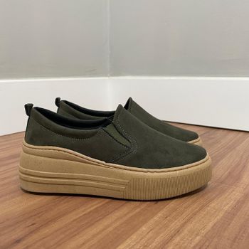 Slip On Melina - Sued Verde Militar - B629 - Outlet Banana Rosa