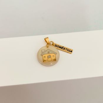 Pingente Doméstica Banhado Ouro 18k - 10114705 - Roanne Jóias