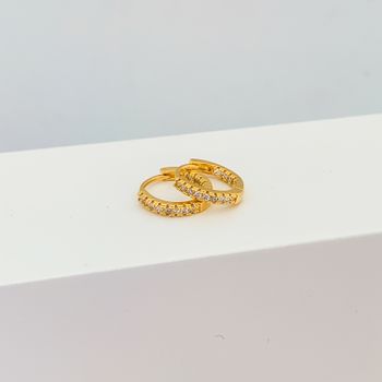Argola Click Cravejada Zirconia Banhada a Ouro 18k... - Roanne Jóias