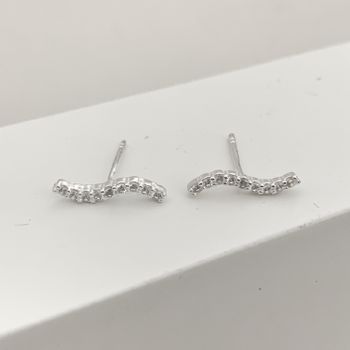 Brinco Palito Odulado com Zirconia Cristal Prata 9... - Roanne Jóias
