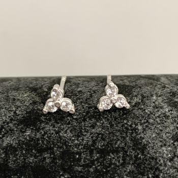 Brinco Flor Tres Petalas com Zirconia Cristal Prat... - Roanne Jóias