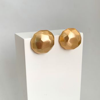 Brinco Meia Bola Acetinado Banhado a Ouro 18k - 1... - Roanne Jóias