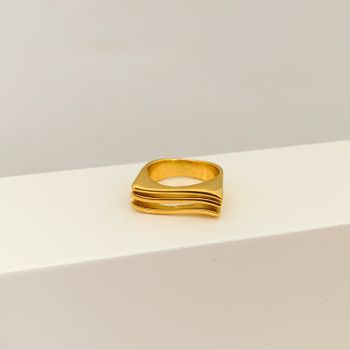 Anel Topo Quadrado Ondulado Banhado a Ouro 18k - 1... - Roanne Jóias