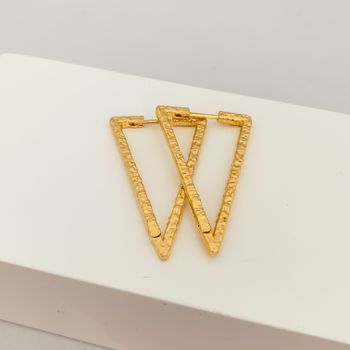 Brinco Triângulo Texturizado Banhado a Ouro 18k - ... - Roanne Jóias