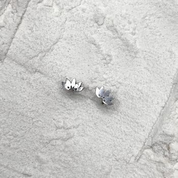 Brinco Flor de Lótus Envelhecido Infantil Prata 92... - Roanne Jóias