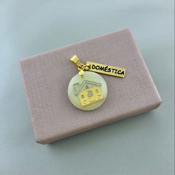 Pingente Doméstica Banhado Ouro 18k - 10114705 - Roanne Jóias