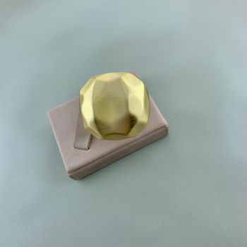 Anel Acetinado Martelado Banhado Ouro 18k - 106314 - Roanne Jóias