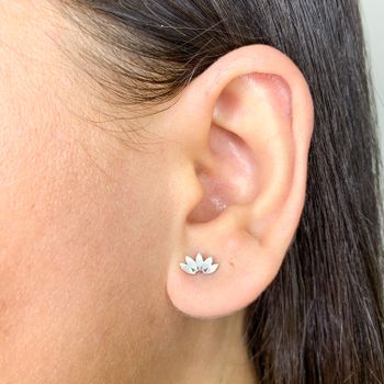 Brinco Envelhecido Flor de Lotus Prata 925 - 10120... - Roanne Jóias