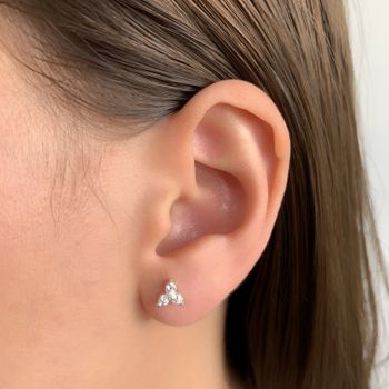 Brinco Flor Tres Petalas com Zirconia Cristal Prat... - Roanne Jóias