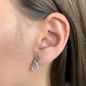Brinco Metade Infinito com Zirconia Prata 925 - 10... - Roanne Jóias