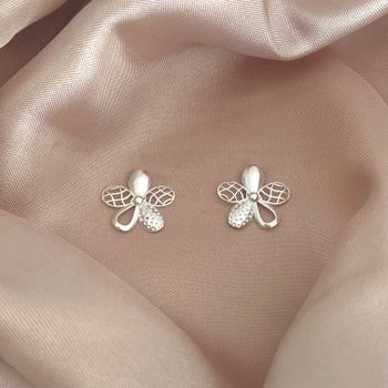 Brinco Flor Petalas Detalhes Lisos e Vazado Prata ... - Roanne Jóias