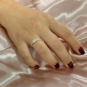 Anel com Zirconia Cristal e Aro Cravejado Prata 92... - Roanne Jóias