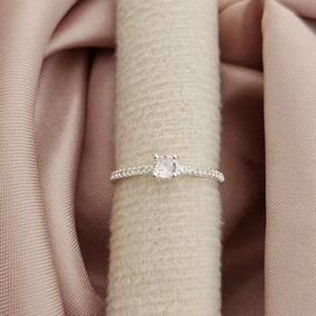 Anel com Zirconia Cristal e Aro Cravejado Prata 92... - Roanne Jóias