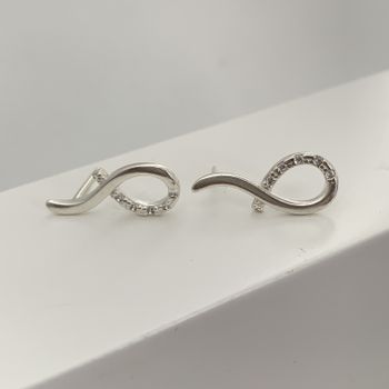 Brinco Metade Infinito com Zirconia Prata 925 - 10... - Roanne Jóias