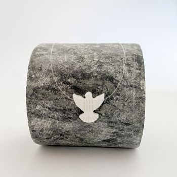 Colar Ponto Luz Espirito Santo em Madre Perola Fio... - Roanne Jóias