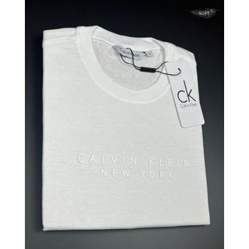 Camiseta CK Malha Sofit Branca Com Escritos em Alt... - TCHUCO STORE - GRANDES MARCAS