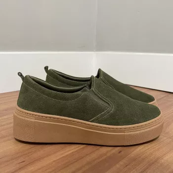 Slip On Carol - Couro Camurça Verde Miitar - B541 - Outlet Banana Rosa