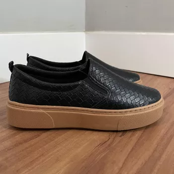 Slip on Antonella - Trissê Preto | Outlet Banana Rosa