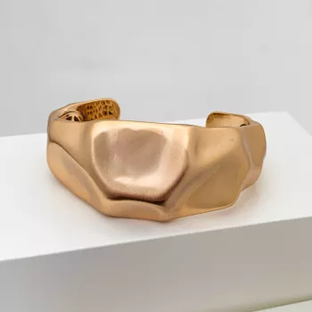 Bracelete Aberto Martelado Banhado a Ouro 18k - 10... - Roanne Jóias