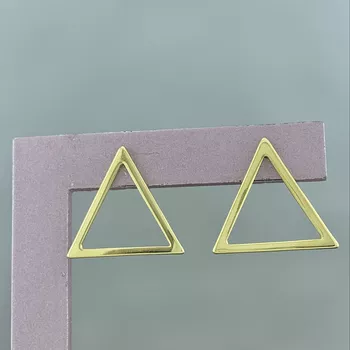 Brinco Triangulo Liso Banho 18k - 106452 - Roanne Jóias