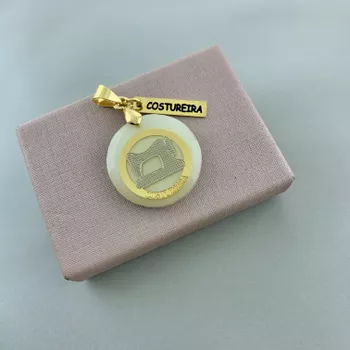 Pingente Costureira Banhado Ouro 18k - 10115606 - Roanne Jóias