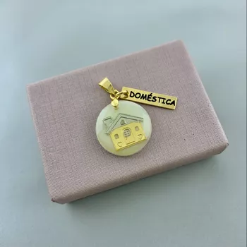 Pingente Doméstica Banhado Ouro 18k - 10114705 - Roanne Jóias