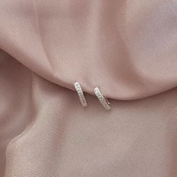 Argola Pequena Triangular com Zirconia Prata 925 -... - Roanne Jóias