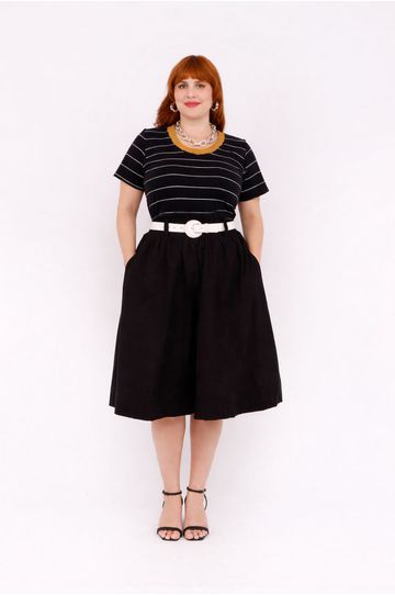 Blusa Preta Listra Fina Gola Caramelo - Plus Size - DELPHINA