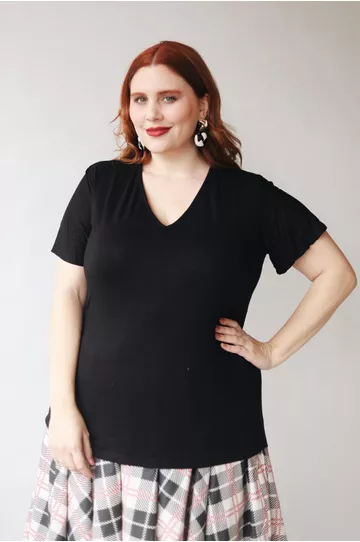 Blusa Podrinha Gola V Preta - Plus Size - DELPHINA