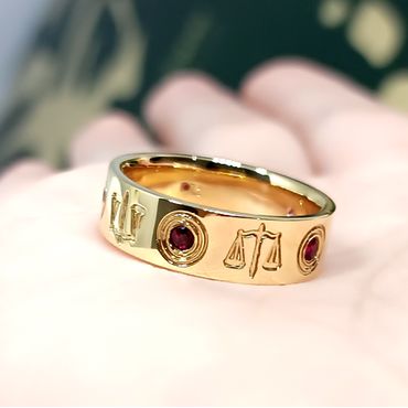 Anel de Formatura em Ouro 18k Personalizado para o Curso de Direito com Rubi com Emblemas - Helder Joalheiros 