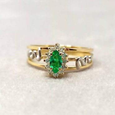 Anel de Formatura Medicina com Esmeralda Navete - Ouro 18k - Helder Joalheiros 