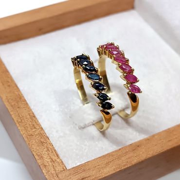 Meia Aliança em Ouro 18k Cravejada com Rubi , Safira Natural - Helder Joalheiros 