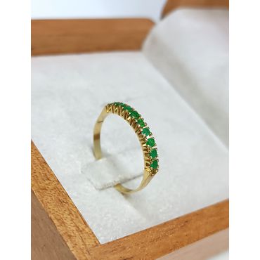 Meia Aliança em Ouro 18k para casamento e Noivado Cravejada com Esmeraldas - Helder Joalheiros 