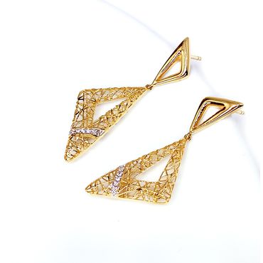 Brinco em Ouro Amarelo 18k Formato Triângulo Trabalhado - Helder Joalheiros 