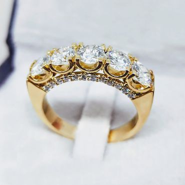Meia Aliança em Ouro Cravejada Laterais e Arco - Helder Joalheiros 