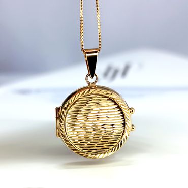  Relicário Dourado Radiante em Ouro 18K Redondo Trabalhado Diamantado - Helder Joalheiros 