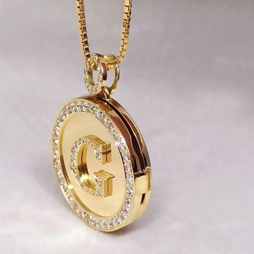 Relicário Diamante Redondo Personalizado em Ouro 18K com Letra e Detalhes Brilhantes - Helder Joalheiros 