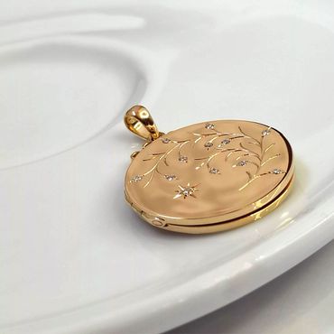 Pingente Relicário Eterna Centelha em Ouro 18k Redondo Folhagem com Brilhantes - Helder Joalheiros 
