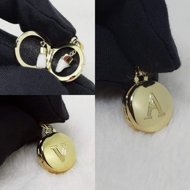 Relicário Tesouro Dentinho Dourado em Ouro 18k com Letra Personalizada - Helder Joalheiros 