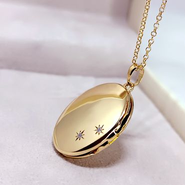 Relicário em Ouro 18k Oval Liso personalizado com dois Diamantes - Helder Joalheiros 