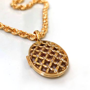 Relicário Ouro Radiante Eterno em Ouro 18k 750 Oval Tela com Diamantes - Helder Joalheiros 