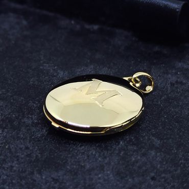 Relicário Aurum Eternum em Ouro 18k Oval com a Letra Fosca - Helder Joalheiros 