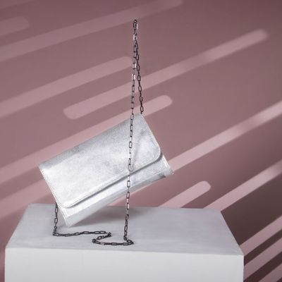 Bolsa Clutch Metalizada em Couro Tiracolo - Prata - Cris Santos